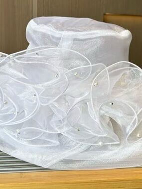 Elegant White Women’s Organza Floral Accent Hat size 7 - 7 1/4